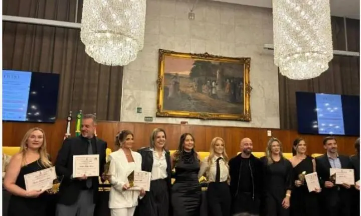 Ana Carolina Gonçalves , CEO da AC Clinic Estética Avançada, brilha na segunda Edição Ouro Melhores do Ano e assina homenagens ao lado da Vereadora Edir Sales