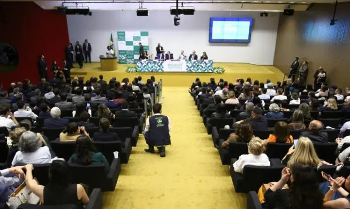 Motta defende modernização do Estado na posse de novos servidores da Câmara